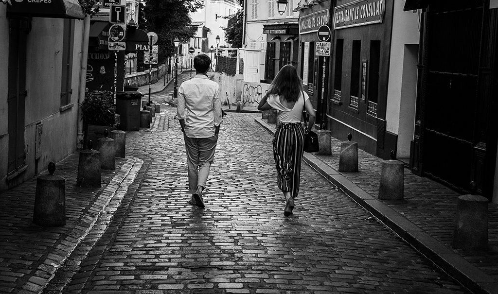 Journée à Paris : Couple qui arpente les rues de Montmartre en rentrant de soirée au petit matin