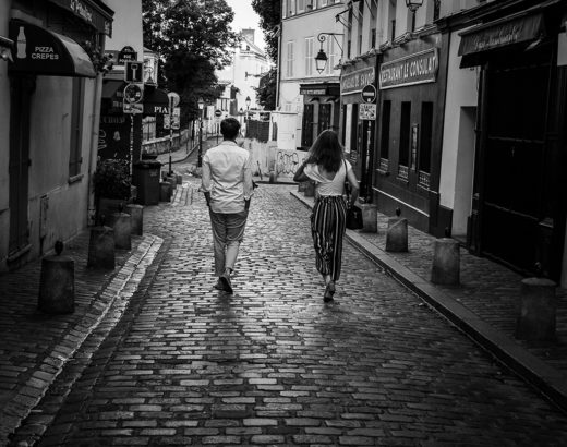 Journée à Paris : Couple qui arpente les rues de Montmartre en rentrant de soirée au petit matin