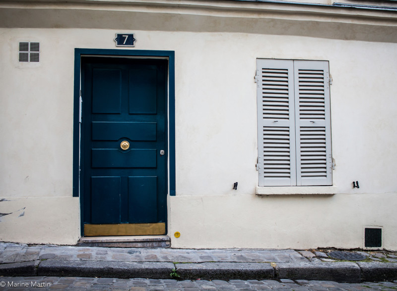 Journée à Paris : Vue d'une porte bleue dans le quartier Montmartre